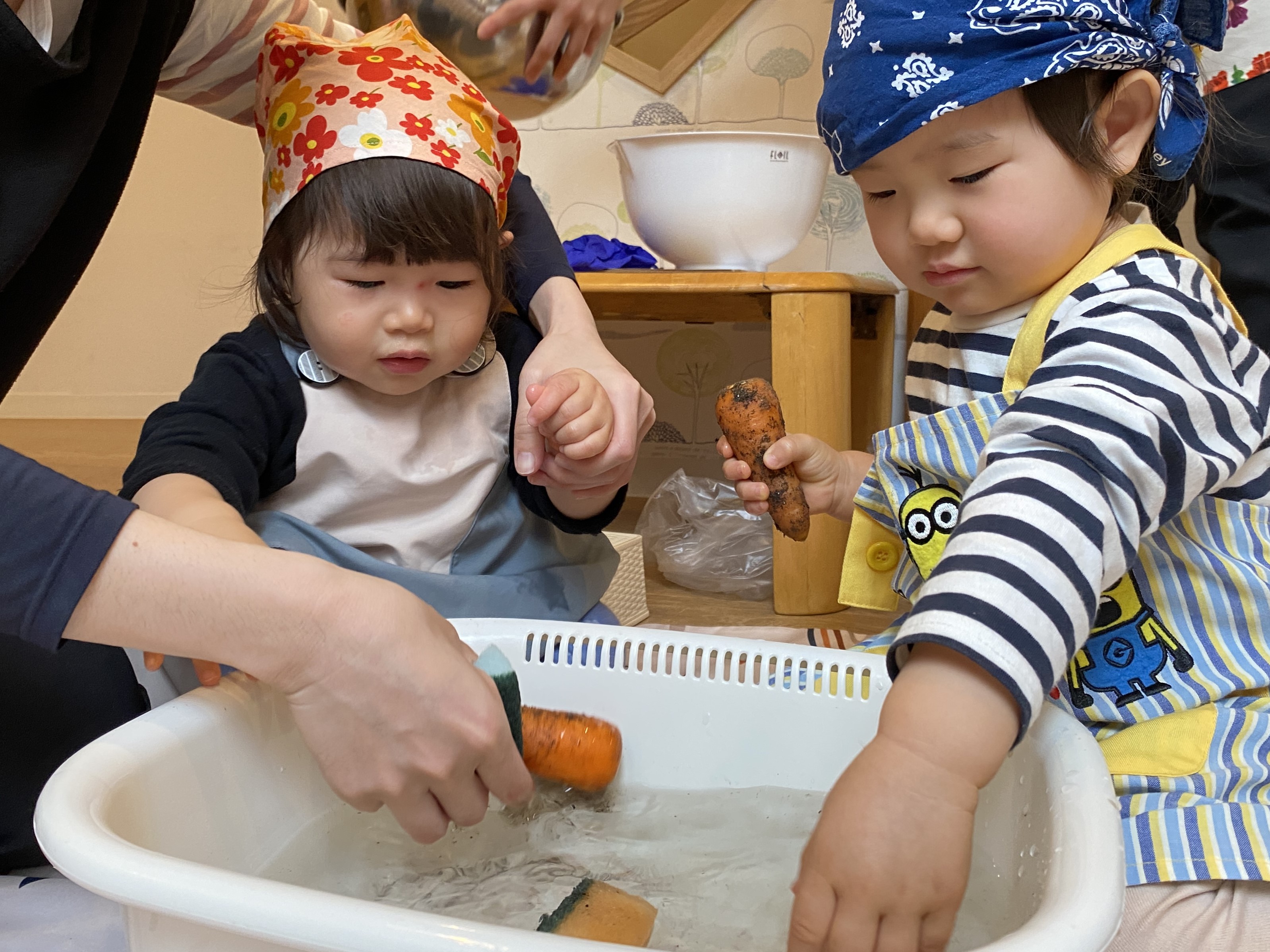 ４月「土付きにんじん洗い体験🥕・歯科検診🦷・WB活動『ぐるぐる』📚」