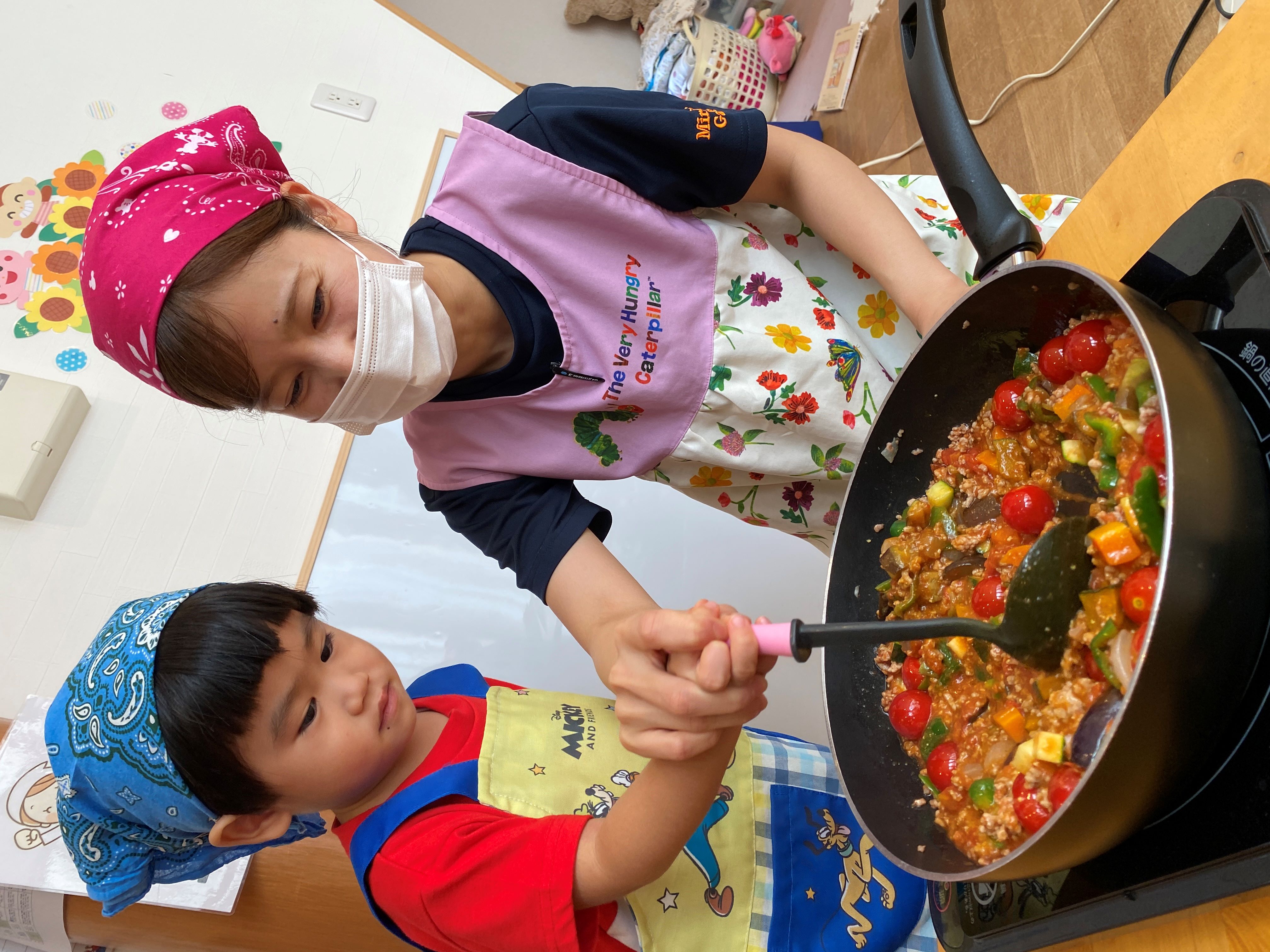 ８月「トマトケチャップ作り🍅・夏野菜カレー作り🍛・歯磨き教室🦷」